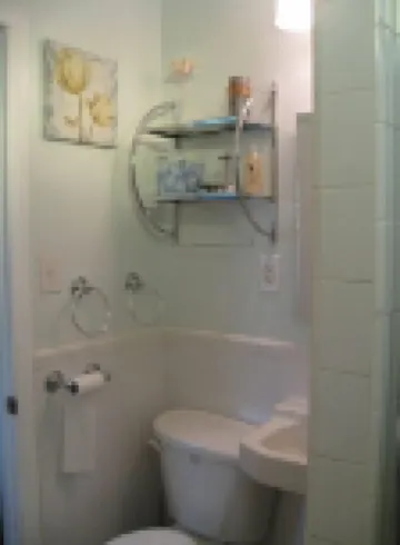 Charming Cottage: 5-Minute Walk to Beach!