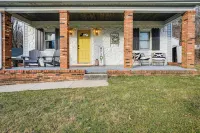 Zanesville Apartment w/ Porch - 3 Mi to Downtown! - Parkering
