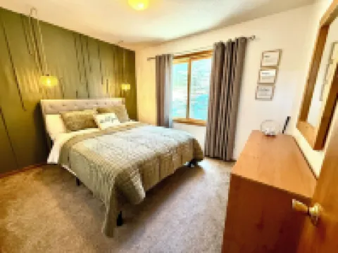 WALDEN HAUS -Lakefront Chalet- Dog Friendly & Breakfast-Ski-Golf-Bike-Hike-Swim