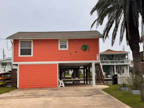 Charming 2-bedroom cottage on the canal in Jamaica Beach. Hotels in Jamaica Beach