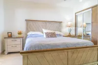 2BR Beach Retreat w/Amazing Views/Pools & Hottubs!