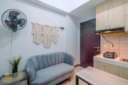 Comfort 1Br At Royal Heights Apartment