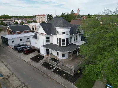 4-bedroom house in historic downtown Xenia w/WiFi, AC. Book your stay now! 스쿨 포레스트 미도우 주변 호텔