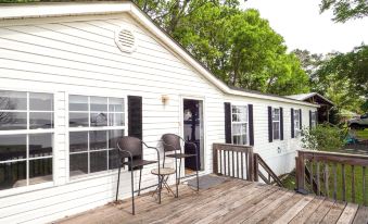 Lakefront Many Vacation Home w/ Kayaks!