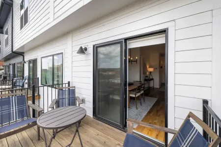 3 Bd 2.5 Bath Luxe Townhome w/ Garage in Downtown Lynchburg! Отели рядом с достопримечательностью «Академи Сентер оф Артс»