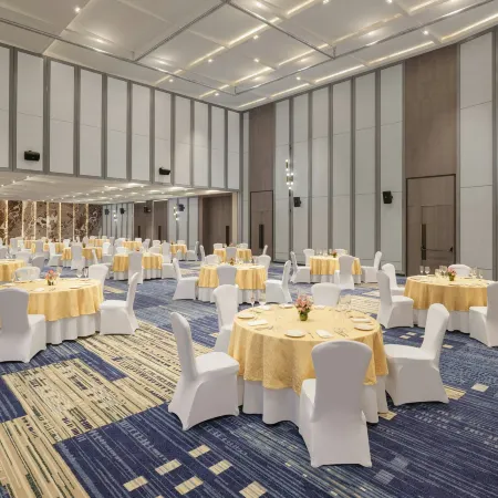 Le Meridien Ahmedabad Отели рядом с достопримечательностью «Торговый центр Alpha One»