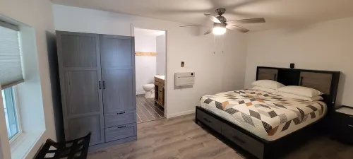 Charming 3-bedroom 2 bathroom house steps from the public beach in  Oak Harbor