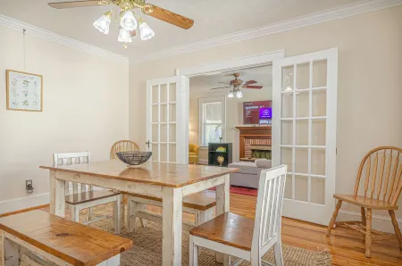 Midtown Brick Home - Timeless Elegance Отели в г. Колумбус