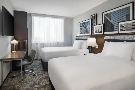 DoubleTree by Hilton Long Island City New York Отели рядом с достопримечательностью «Алиса в Стране чудес»