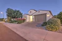 Modern Azure Home w/ Beautiful Patio, Pool & Spa! - 3 Sao
