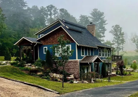 Large Modern Farmhouse on 3 acres 7 minutes from downtown