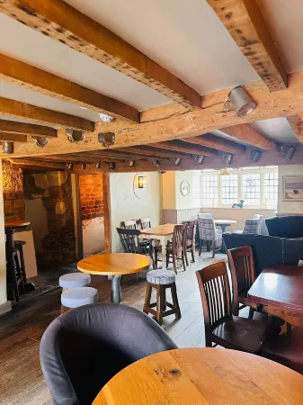 The Three Pigeons Inn Отели в г. Шоттесуэлл