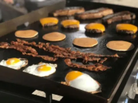 Large Family Private Home - HOT TUB, Pool, Pool Table, game room, dog friendly!