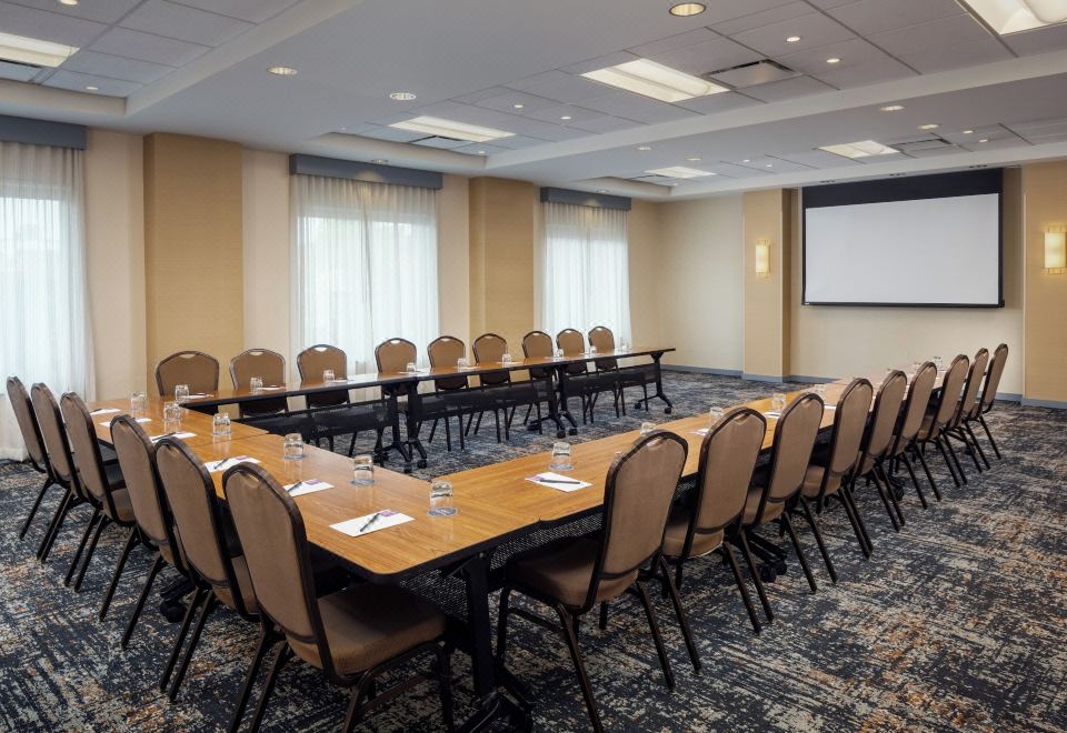 하얏트 플레이스 시카고 미드웨이 에어포트의 깔끔하고 현대적인 객실 인테리어