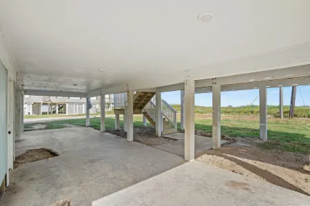 Seaside Serenity 5-Bedroom Beachfront Haven - Coastal Charm