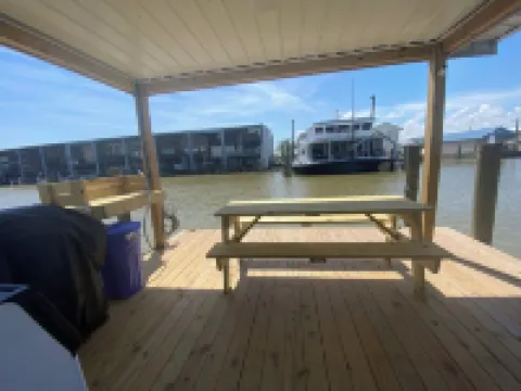 Blue crab house boat,Wi-Fi,Ice machine,sleeps 8,perfect place to fish