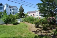 Captains Quarters-CHARMING Cottage Close to Town!!