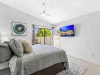 Luxurious Modern 4BR, Heated Pool near Beach and Mercato! Newly Renovated!