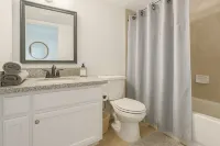 Cozy 1-bedroom condo in terrific Bakersfield with WiFi, AC