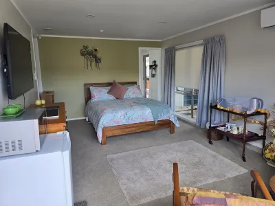 Quiet peaceful area with lovely gardens.  Ample off road parking Отели в г. Помар