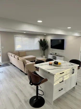 Charming 3-bedroom house with WiFi, AC in fabulous Glasgow. Completely remodeled