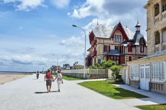 Stay in Caen - Spacious 4 Bedroom Apartment, Near the Beach