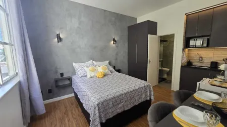 Modern and cozy loft near Feirinha do Alto. Отели рядом с достопримечательностью «Praca Olimpica»