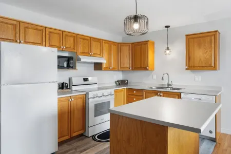 Downtown Apt w/ Free parking and AC