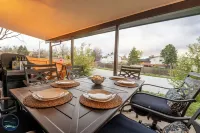 Stylish retreat w/ hot tub in the Front Range town of Westminster, Colorado