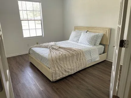 4-bedroom house in lovely Saint Johns with  enclosed 16’ X 32’ pool, WiFi, AC