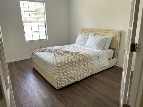 4-bedroom house in lovely Saint Johns with  enclosed 16’ X 32’ pool, WiFi, AC Hotels in Fruit Cove