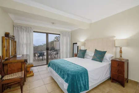 Charming Beachfront Retreat: Spacious 7-bedroom villa in delightful Margate Отели рядом с достопримечательностью «Oasis Caravan Park, Camping Ground and Chalets»