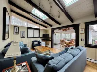 Spacious 4-bedroom Lakefront cottage in picturesque Bourne