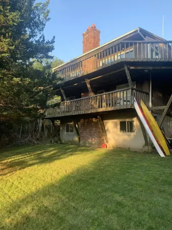 Hampton Home On Creek & Walking Distance To Beach Отели в г. Спрингс