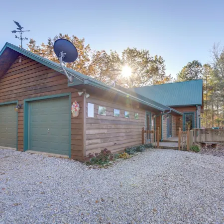 Almond Vacation Rental w/ Mountain Views!
