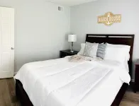 Charming 3-bedroom WALKING distance to BEACH bottom unit of duplex in Edinboro