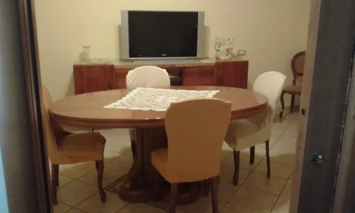 Independent raised floor