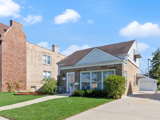 3-bedroom building in lovely Westchester with AC, WiFi. Enjoy your stay