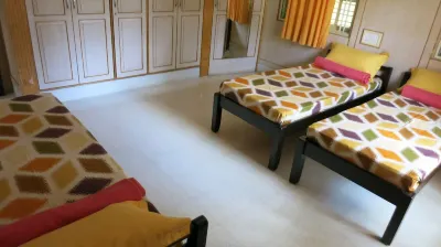 Beehive Commune - Backpackers and Travelers Commune 邁索爾機場附近的飯店