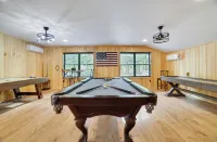Unreal Mountain Views w/ Hot Tub Near Charming Jim Thorpe & Blue Mountain Skiing