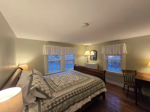 Four Season Woodsy Retreat with Private Pool. Skiing, Hiking, Kayaking Hotels in Dummerston