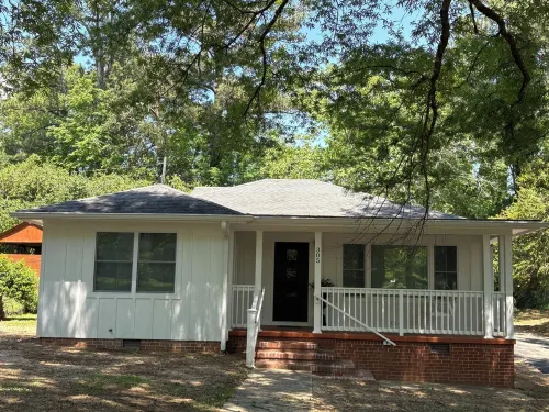 Cozy & Stylish 3 Bedroom Black and White Cottage. Perfect for Families & Groups!