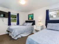 Quaint lakefront; firepit, boat, kayaks, paddleboard, grill, laundry, hammock Hotels in Springfield