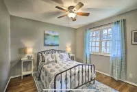 Charming 3-bedroom house with AC, WiFi. Walk to down town historic Boerne Tx