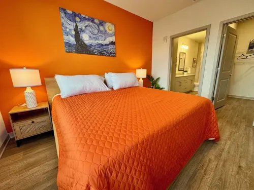 Stylish King Bed Southside Pool Gym TownCenter I95