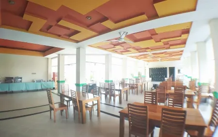 Amans Hotel Отели в г. Sirimau