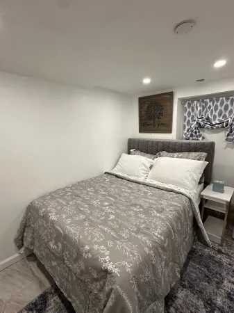 Charming 2-Bedroom Basement Retreat in Uniondale – AC, WiFi & More! Отели рядом с достопримечательностью «Рузвельт Филд»