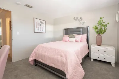 New Fall Rates-Beach in 8 Mins-Smart TVs-Free Parking-Speedway-Golf Pegco Inc附近的飯店