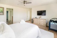 Wake up to the Best Panoramic Views in This Cozy 3-Bedroom House.