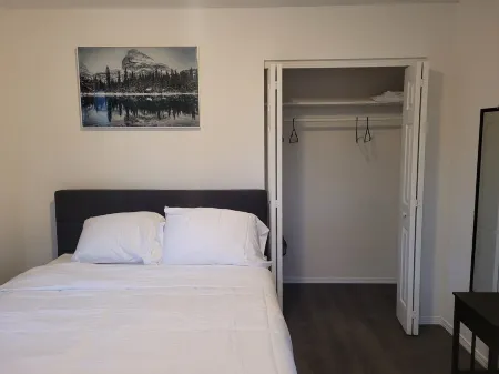 Charming 2-bedroom condo in lovely Coos Bay with WiFi, AC